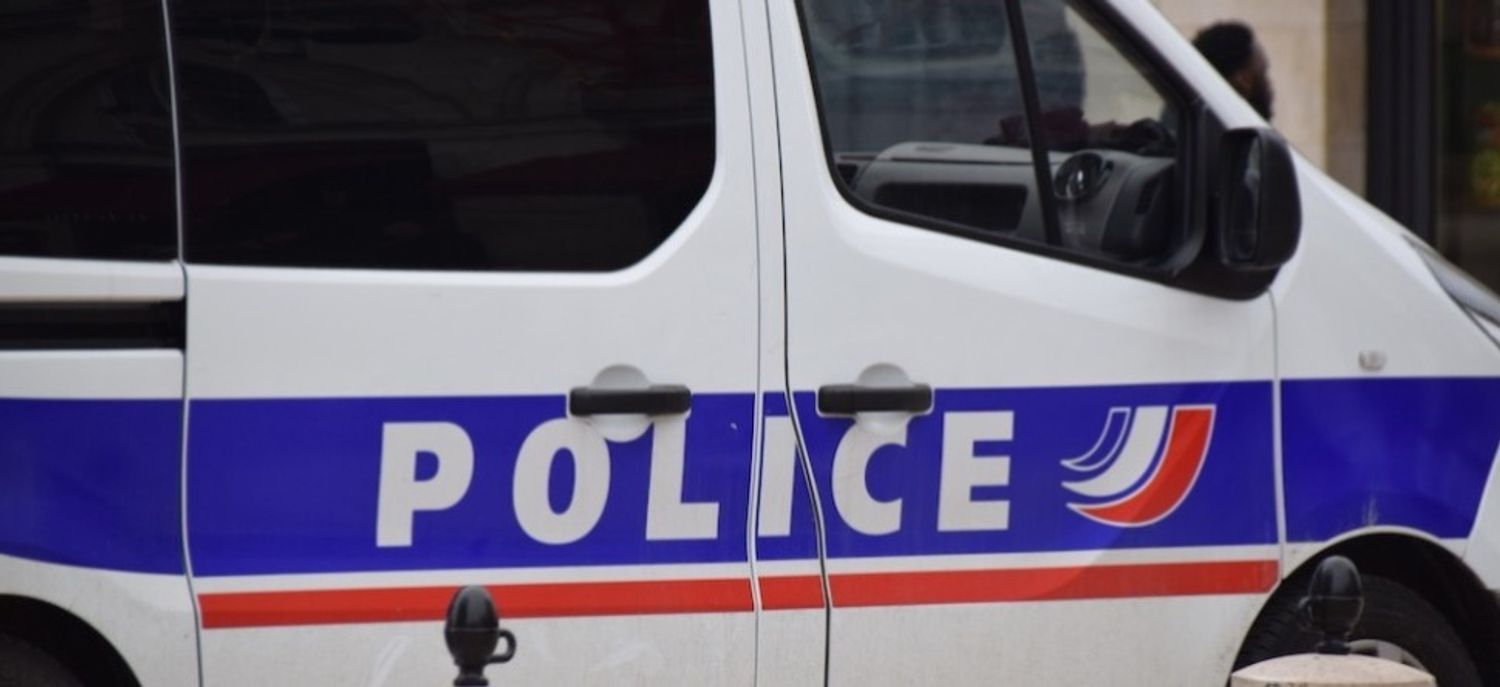 Un véhicule de police.