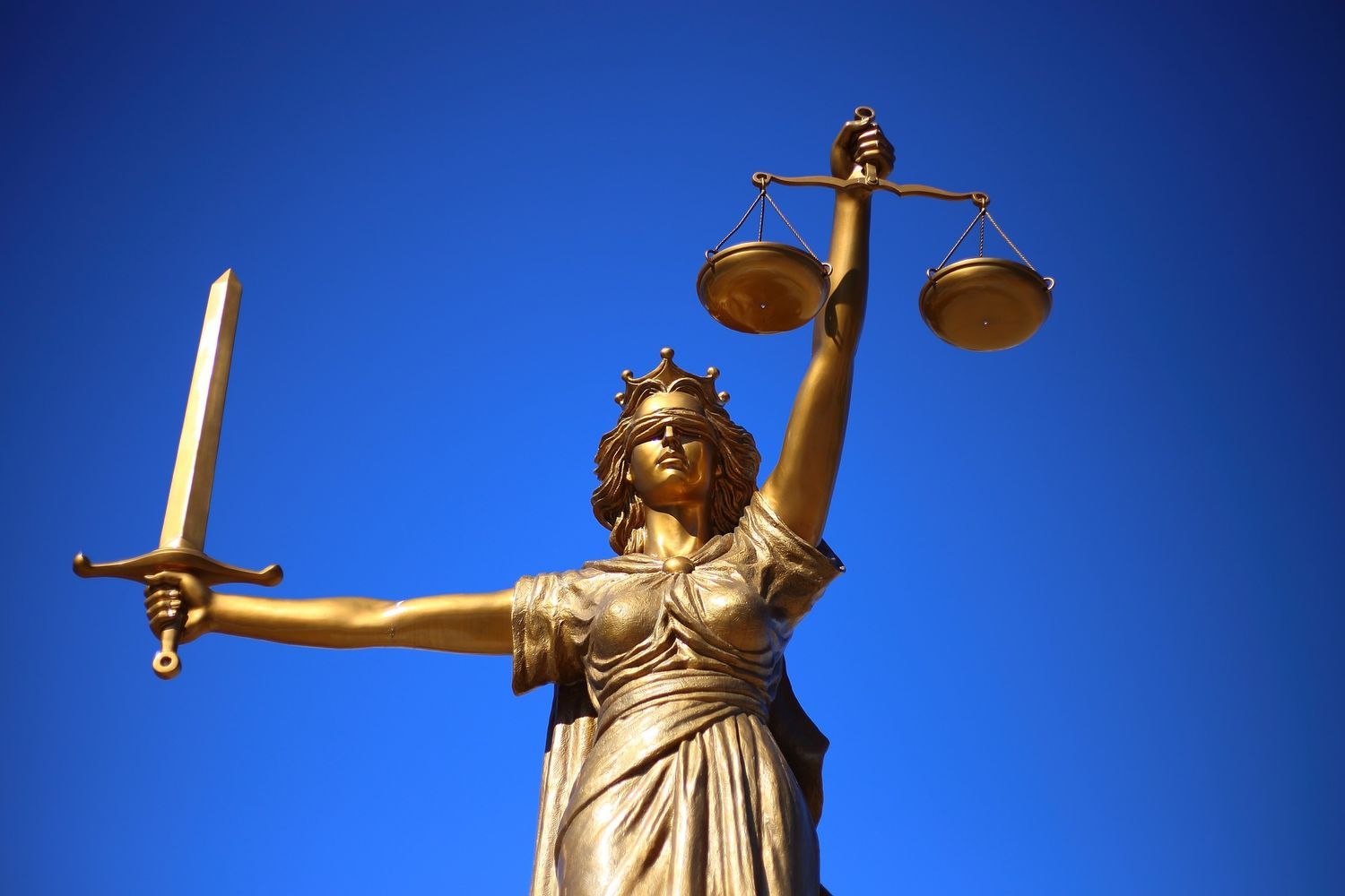 Cinq personnes ont été placées en détention, quatre sous contrôle judiciaire.