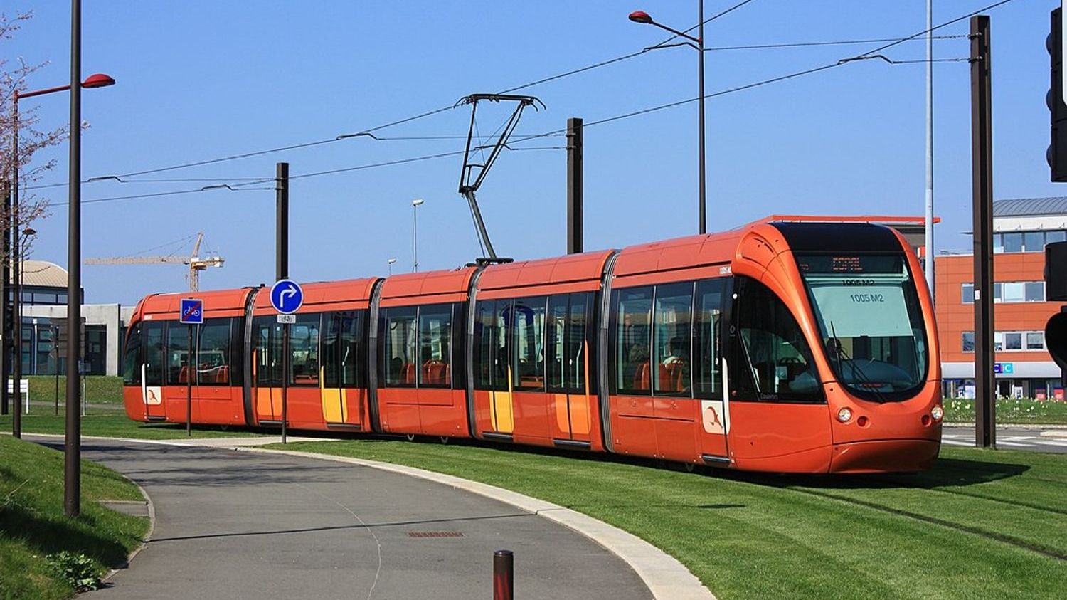 Un tram circulant sur le réseau de transport en commun manceau.
