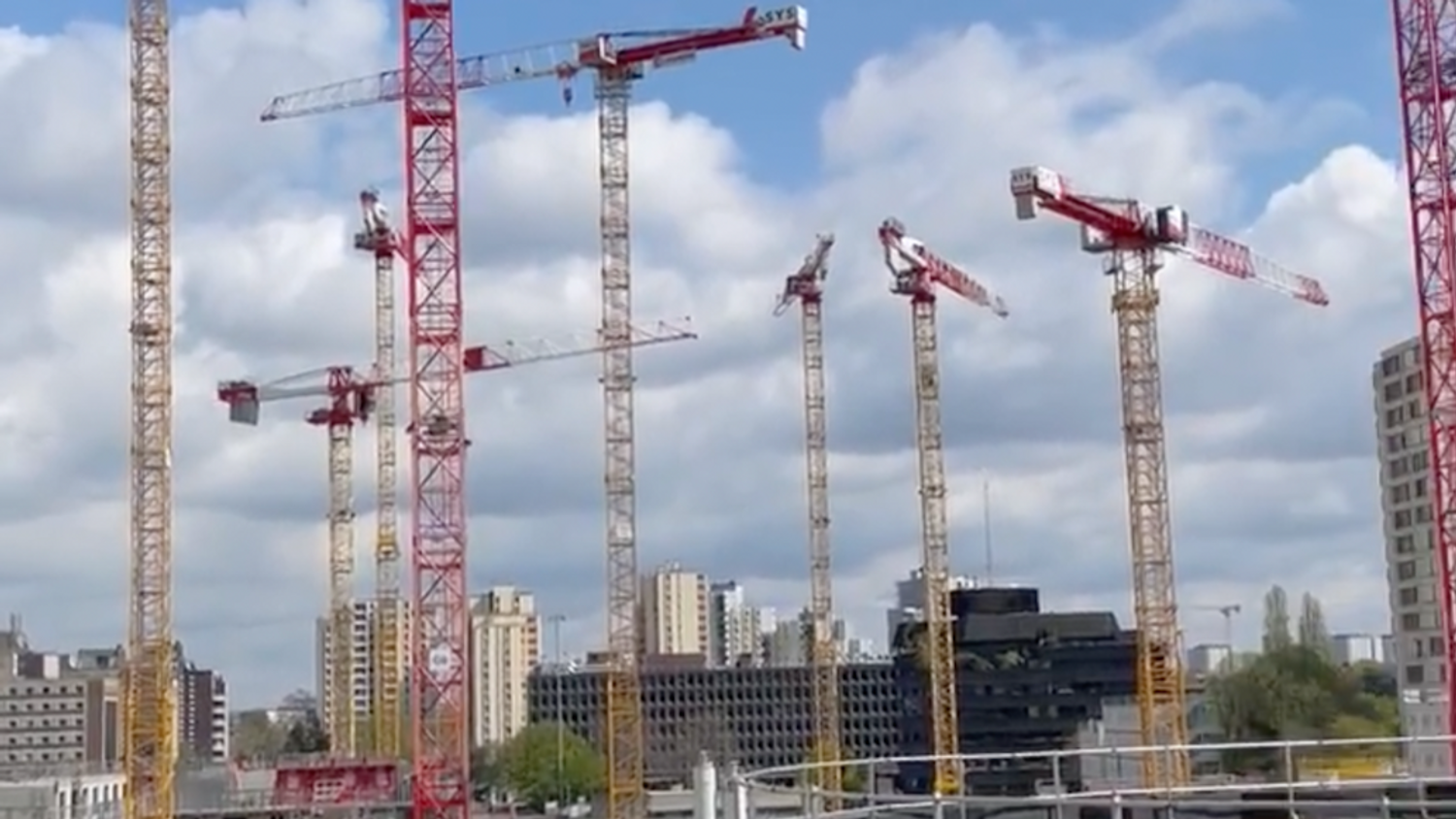 Des grues qui dansent : l’étrange ballet sur un chantier à Bobigny (vidéo)