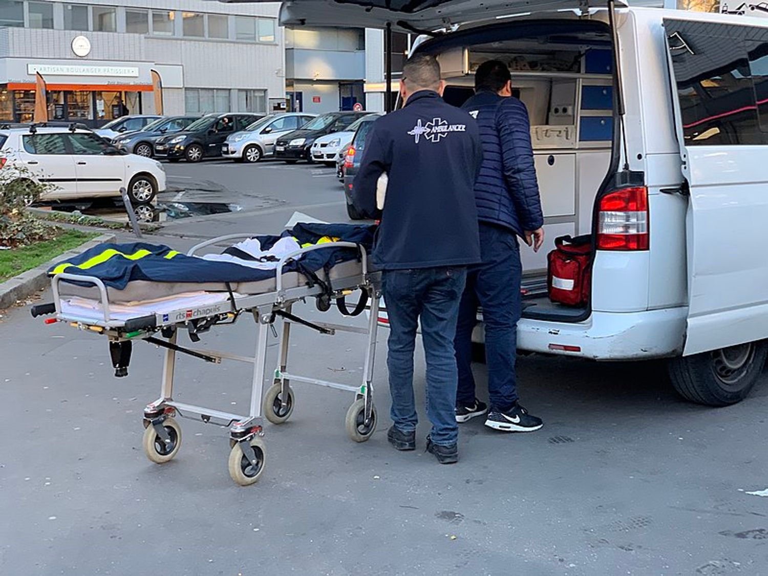 Paris : deux ambulanciers recherchés pour avoir laissé un homme mourant devant un hôpital