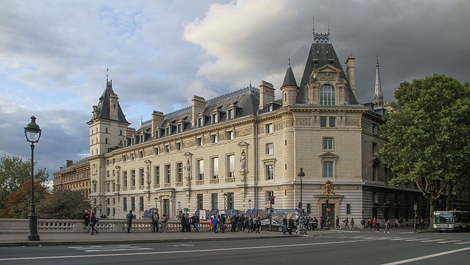 Paris : un faux médecin jugé après la mort de deux ses patients atteints d’un cancer