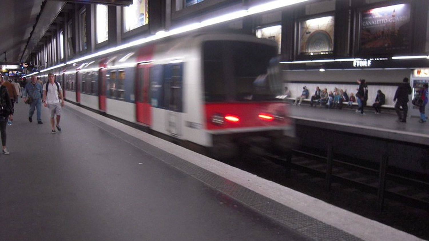 Comment les Franciliens font-ils passer le temps dans les transports ?