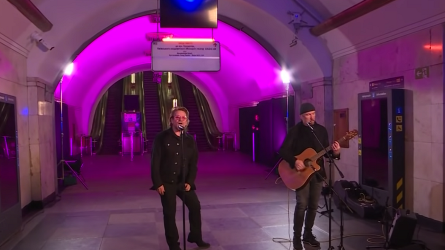 Bono et The Edge donnent un concert dans le métro de Kiev en Ukraine 