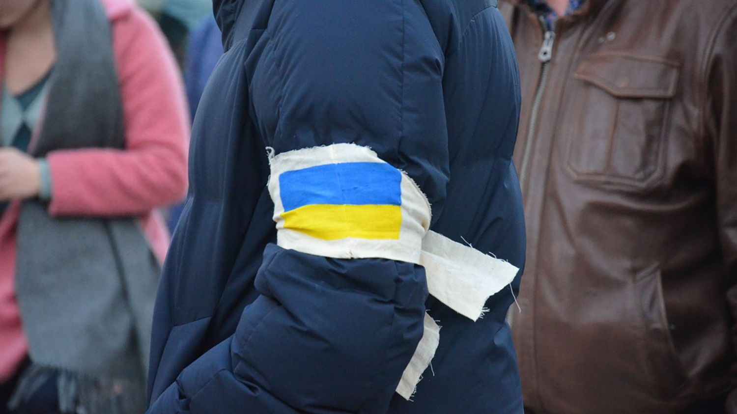 Un manifestant porte les couleurs du drapeau ukrainien.