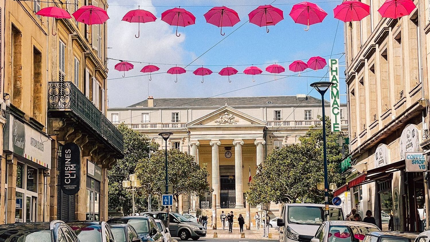 La ville a commandé 250 parapluies roses.