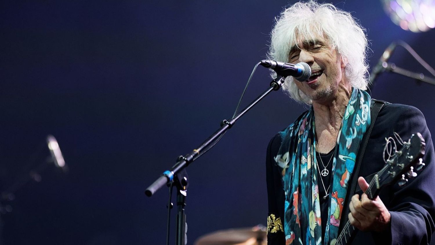 Louis Bertignac en concert aux Veilles Charrues en 2016.