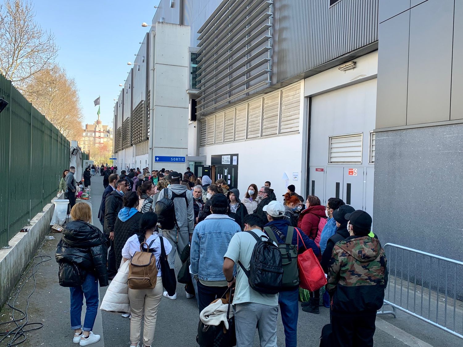 Des centaines de réfugiés attendent une prise en charge à l'extérieur du Parc des expositions.