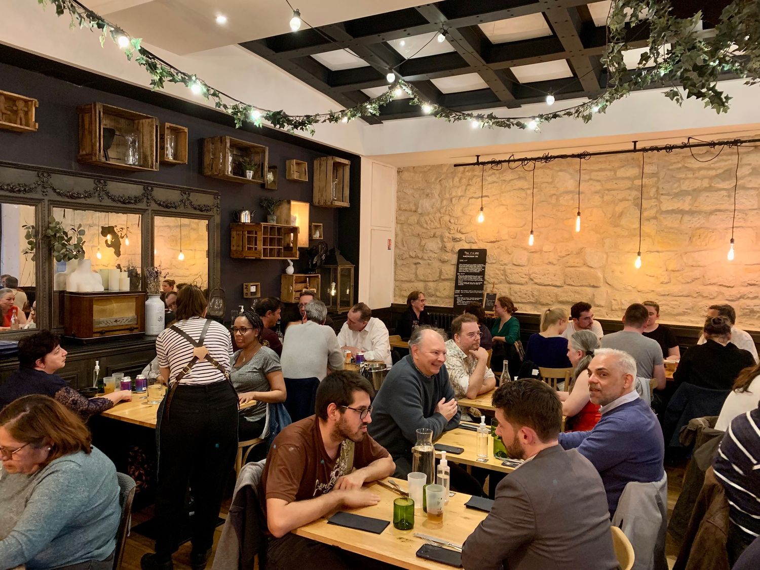 Salle comble pour le restaurant Cabane, à Nanterre, lors de la soirée accord Mets & Bières.