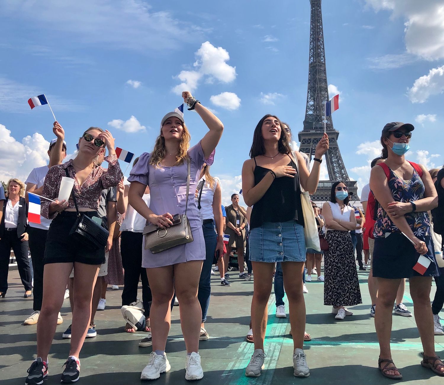 Des fans célèbrent les médaillés paralympiques au Trocadéro.