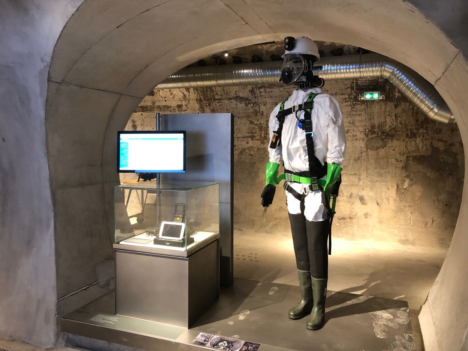 Une tenue d'égoutier au musée des égouts de Paris.