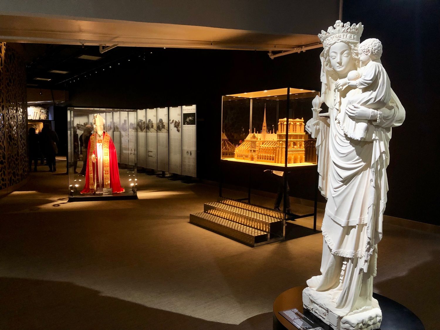 Reproductions or unique pieces of Notre-Dame are also on display for a touch of reality!