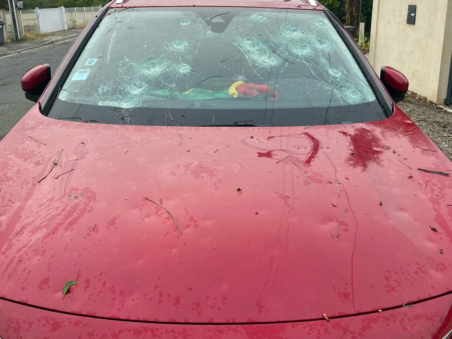 Une voiture endommagée par la grêle