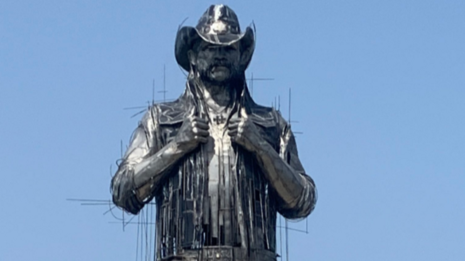 La statue momumentale de Lemmy Kilmister au Hellfest