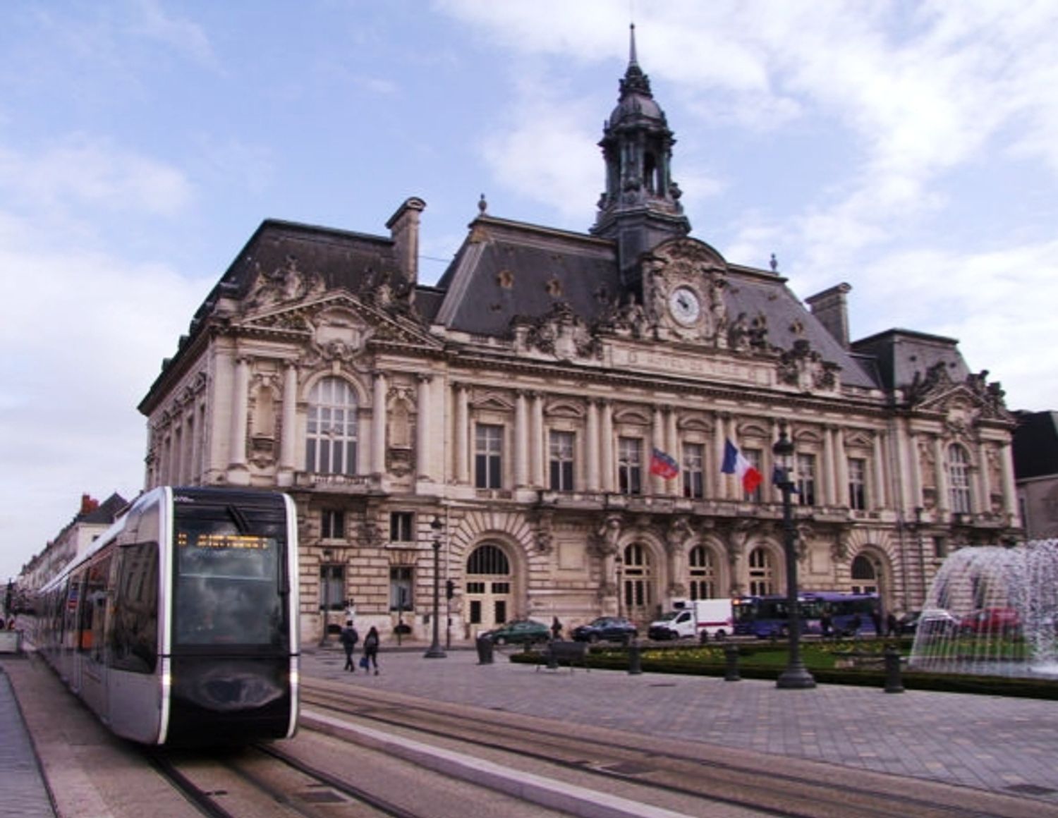 Emmanuel Denis, le maire de Tours dit répondre "au devoir d'humanité de la France".