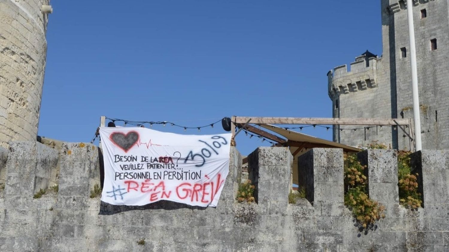 Un rassemblement est organisé devant l’entrée de l’hôpital Saint-Louis jeudi.
