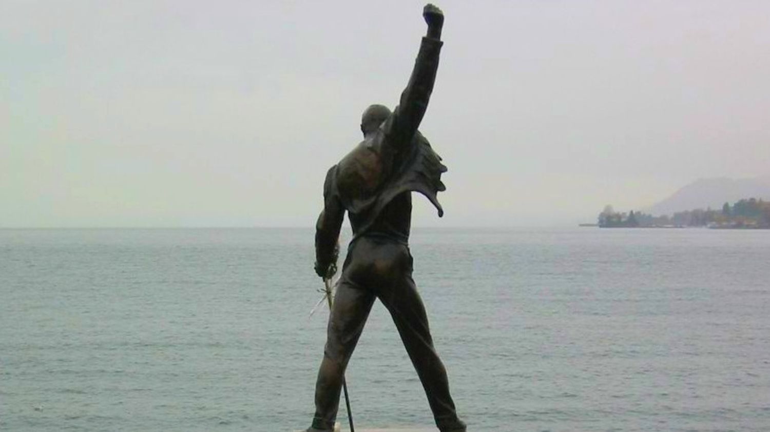 Une statue de bronze en hommage à Freddie Mercury.