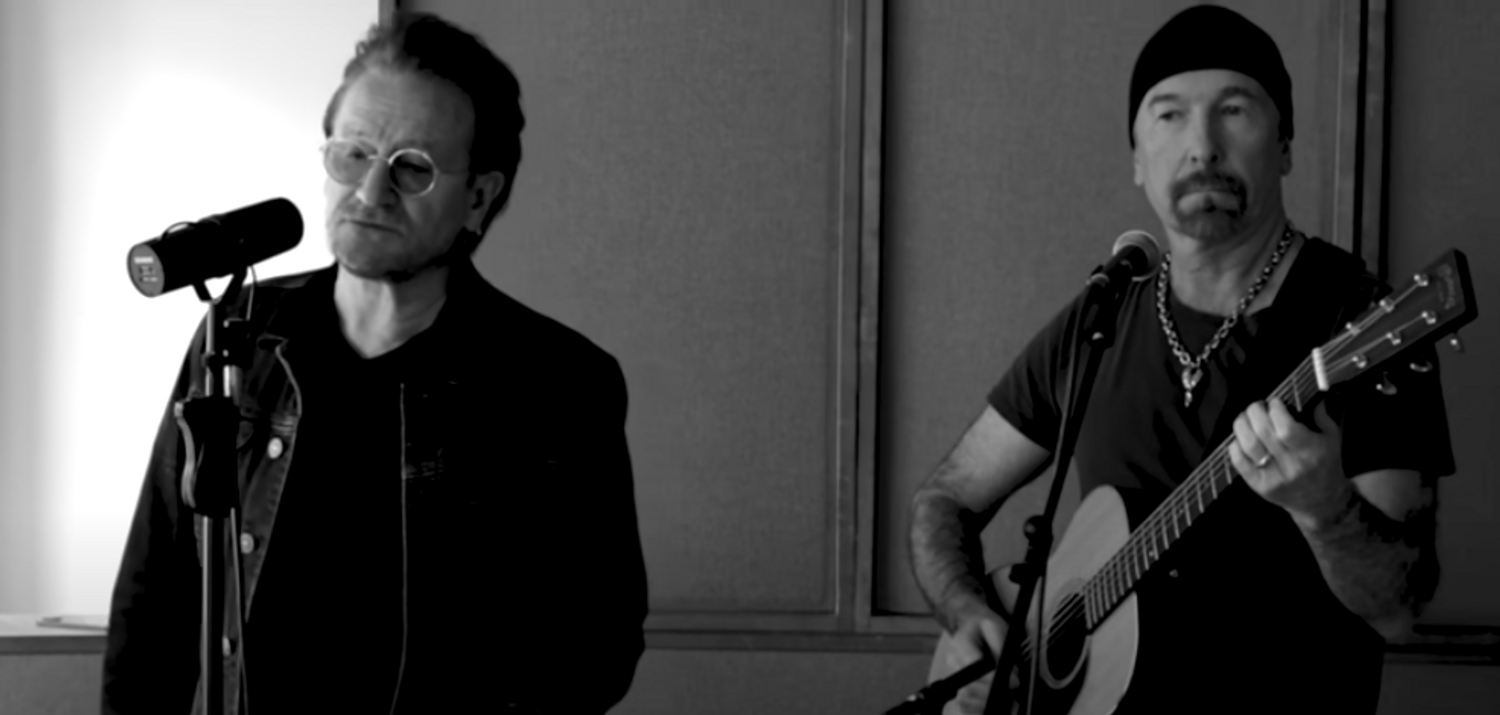 U2 chante Sunday Bloody Saunday en version acoustique.