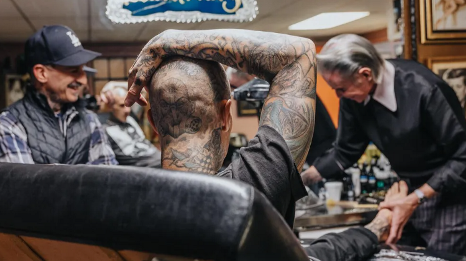 Travis Baker se fait tatouer en hommage à Taylor Hawkins.