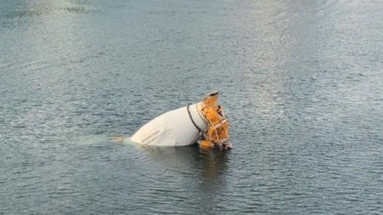 Issy-les-Moulineaux : la bétonnière tombée dans la Seine sortie à l'aide d'un bateau-grue