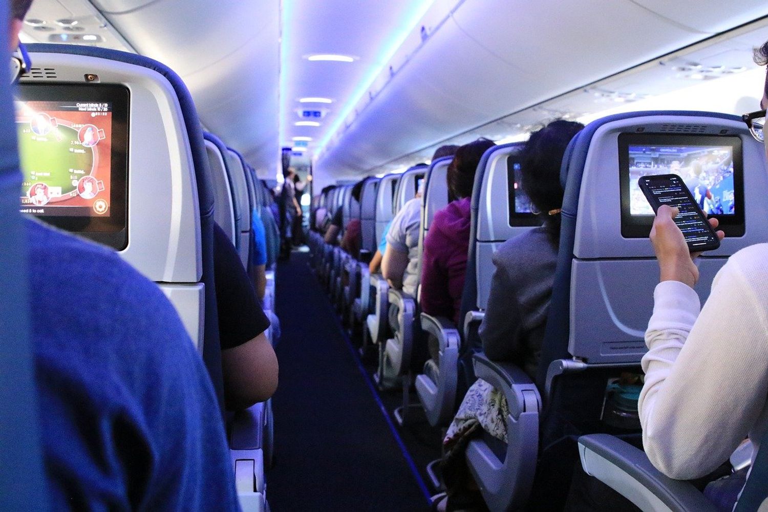 Un passager scotché sur son siège pendant un vol après avoir été agressif avec le personnel.
