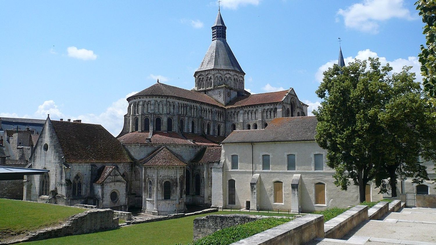 Vue du chevet du Prieuré de la Charité-sur-Loire, Nièvre, Bourgogne, France.