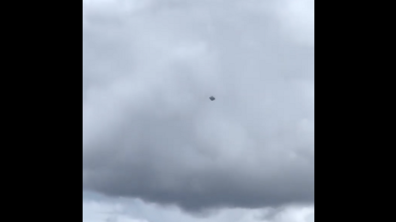 Un OVNI dans le ciel de Medellín le 27 juin 2022.