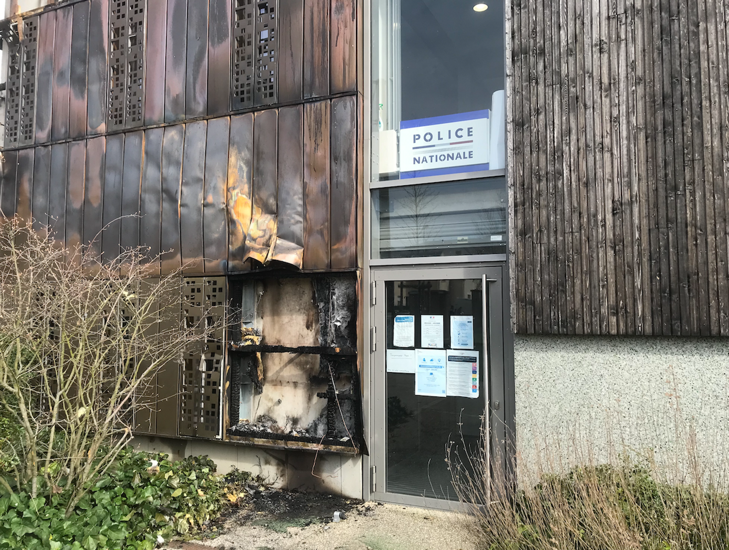La façade incendiée du commissariat de l'Argonne.