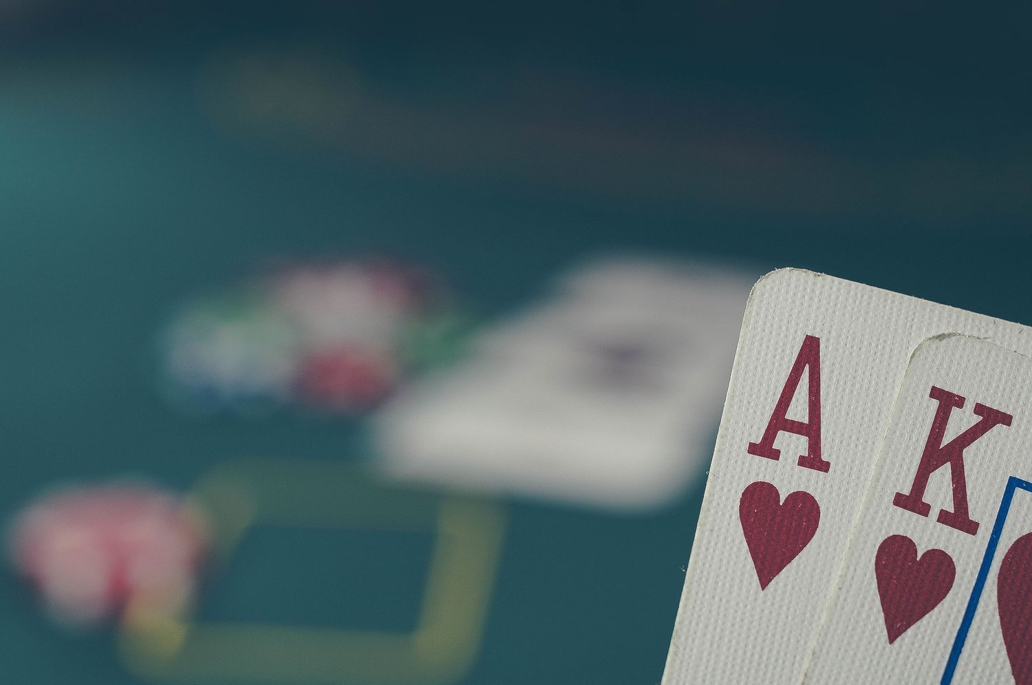Un main au poker - image d'illustration