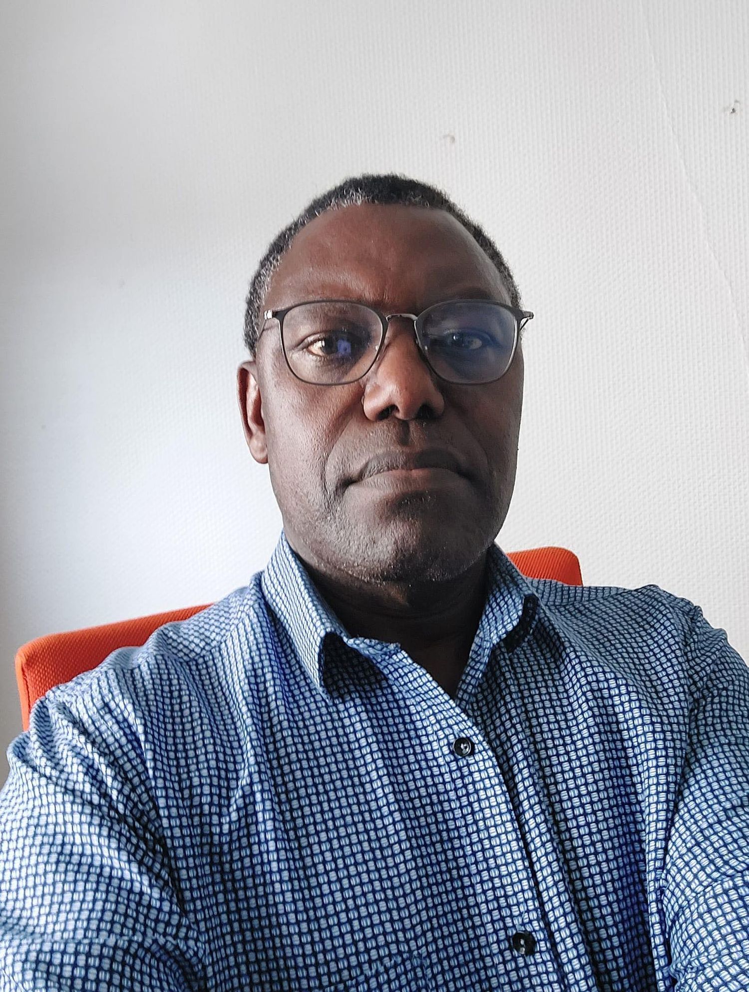 Emmanuel Nkunzumwami, analyste politique et auteur de plusieurs ouvrages