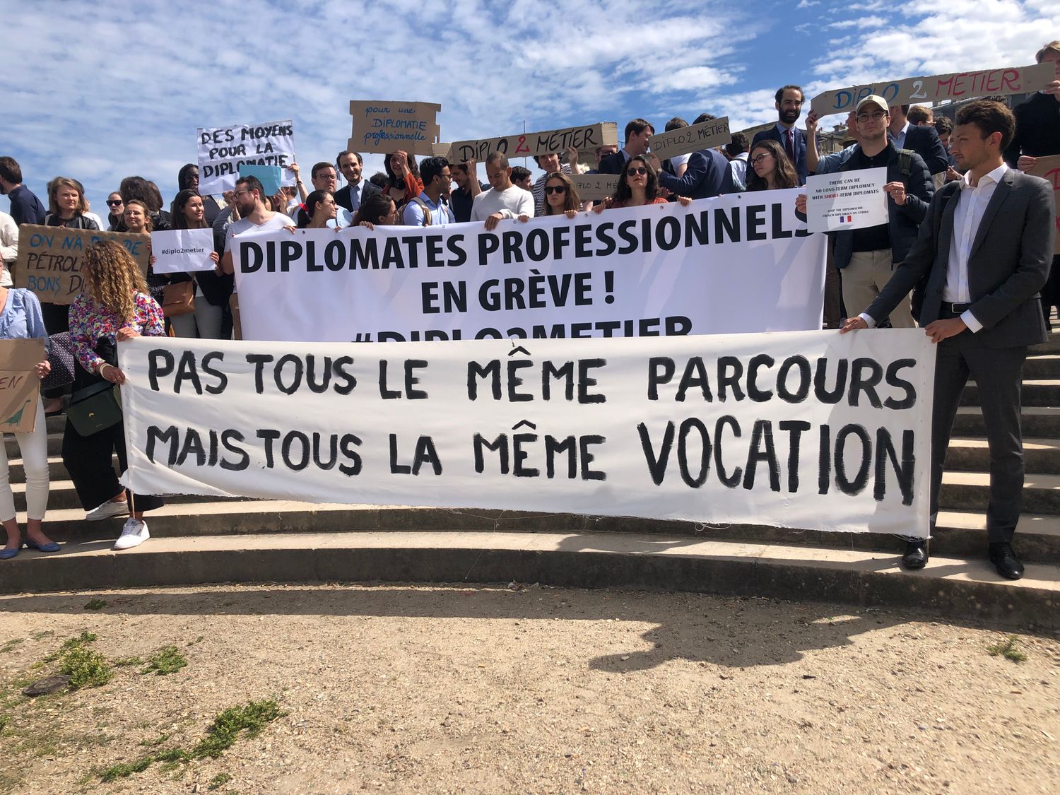 Rassemblement des diplomates sur l’esplanade des Invalides, en face du ministère à Paris