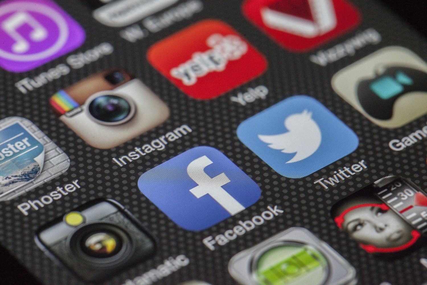 « Il aurait été plus judicieux de sensibiliser au bon comportement sur les réseaux sociaux »