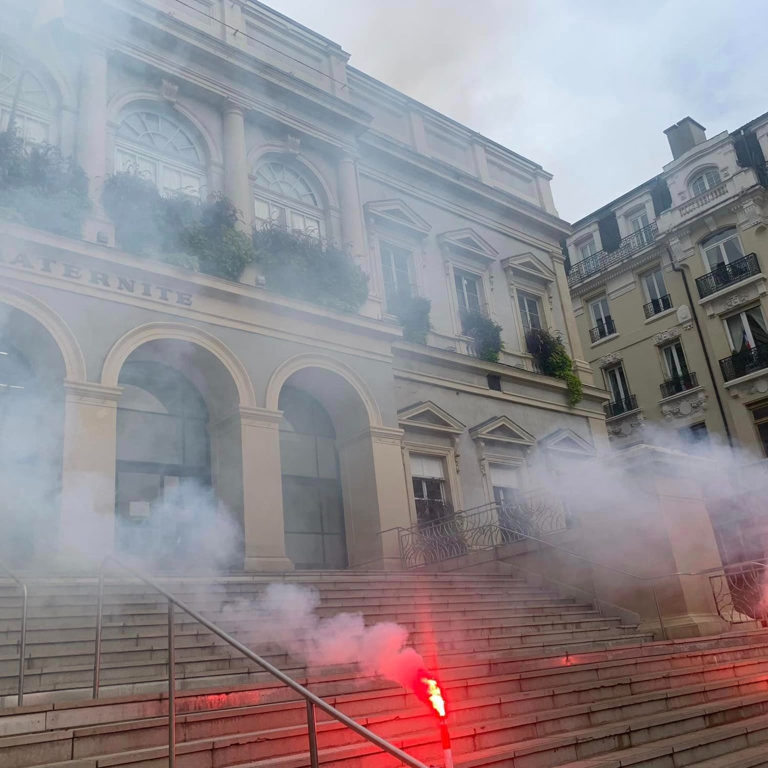 Conseil municipal de Saint-Etienne : Plus de 200 personnes devant...