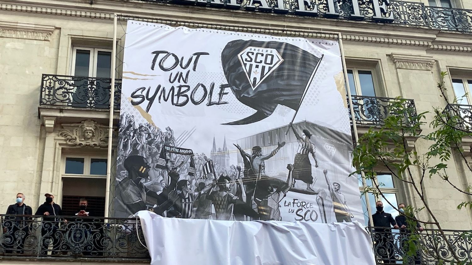 Le nouveau logo du Sco s'affiche en grand sur la façade des Galeries Lafayettes. 