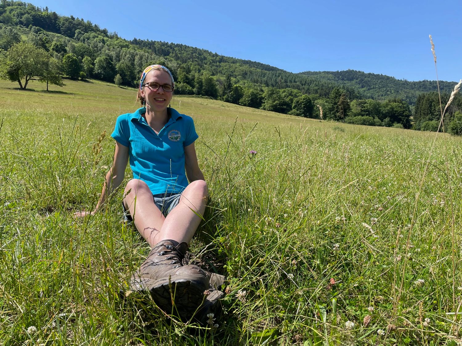 Julie dans l'une de ses prairies à Urbeis