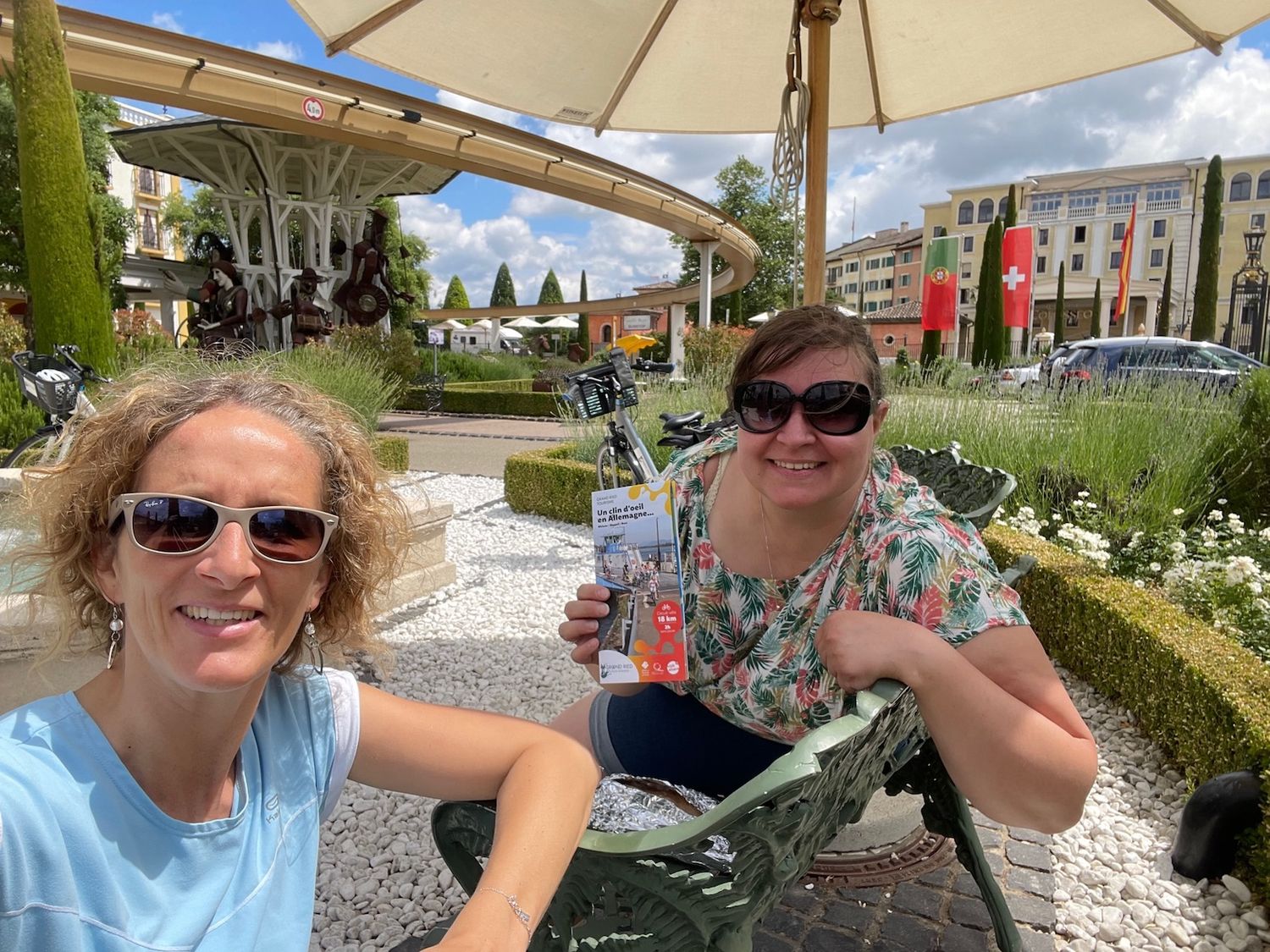 Céline et Amandine ont fait une pause dans un jardin d'un hôtel d'Europa-Park