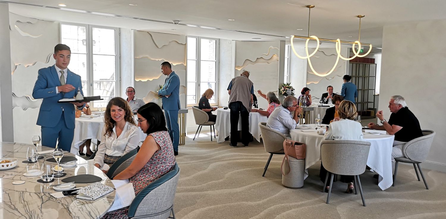 Ambiance calme et feutrée dans le restaurant signature de Christophe Hay.