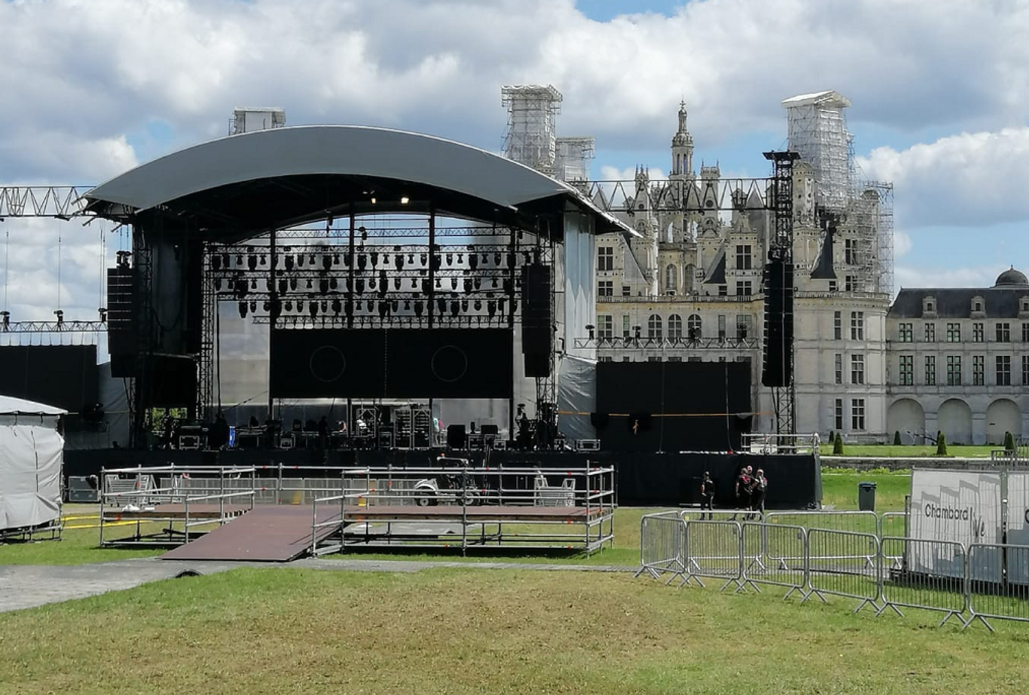 Préparatifs du concert de Sting devant le château de Chambord