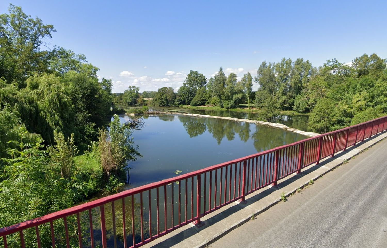 La Sarthe, vue depuis un pont au niveau de La Guierche