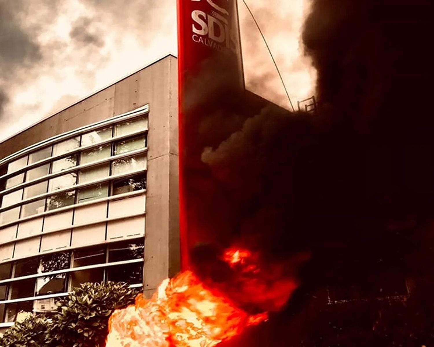 Le totem du SDIS du Calvados, en feu