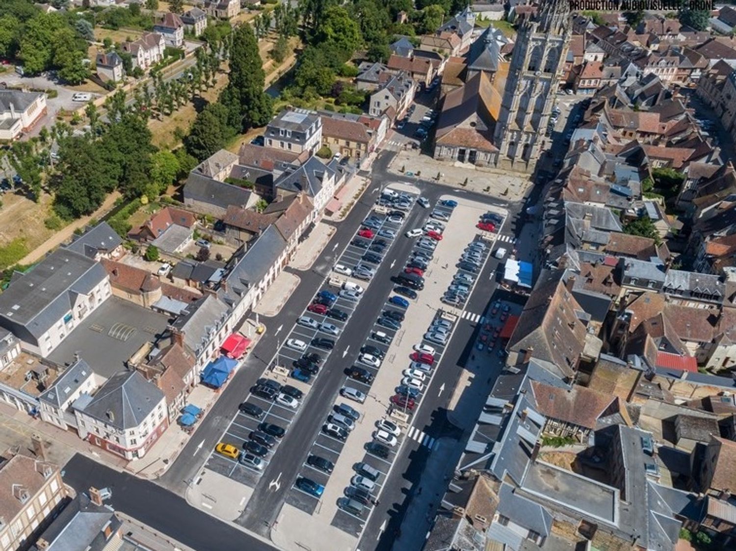 Place de la Madeleine à Verneuil-sur-Avre après travaux en ce mois de juillet 2022