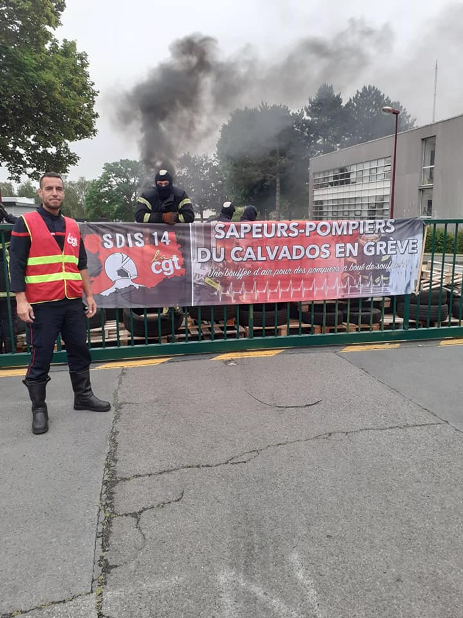 Les pompiers grévistes devant la caserne de la Folie-Couvrechef au début de l'action