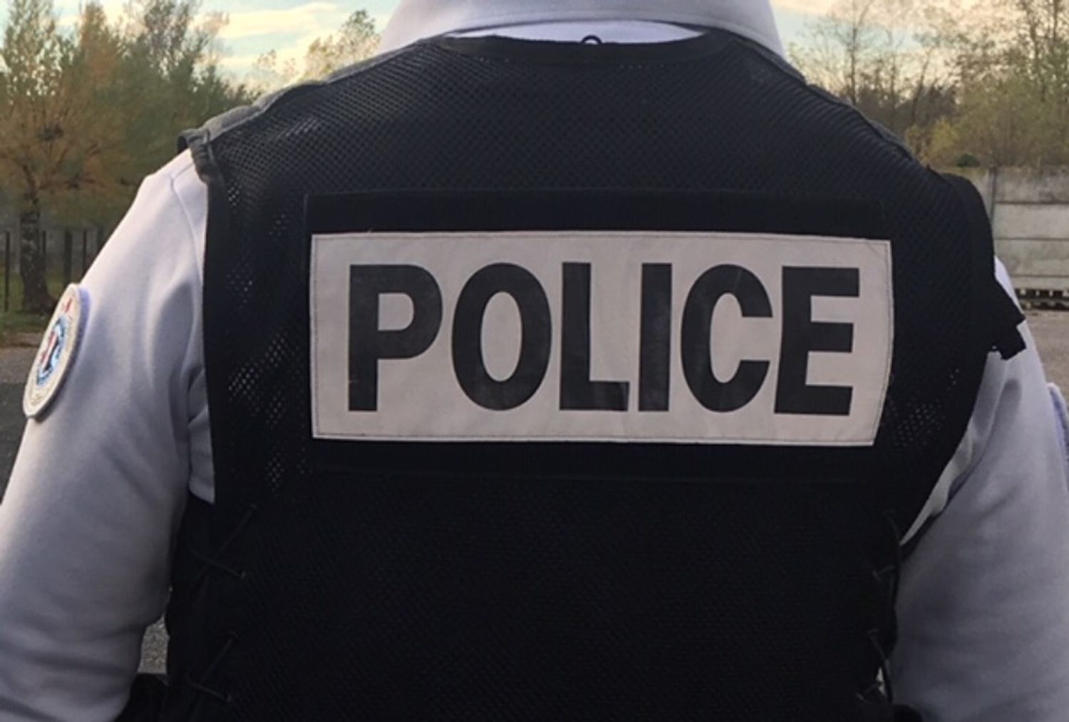L'agresseur présumé a été maitrisé par des passants avant l'arrivée des forces de l'ordre.