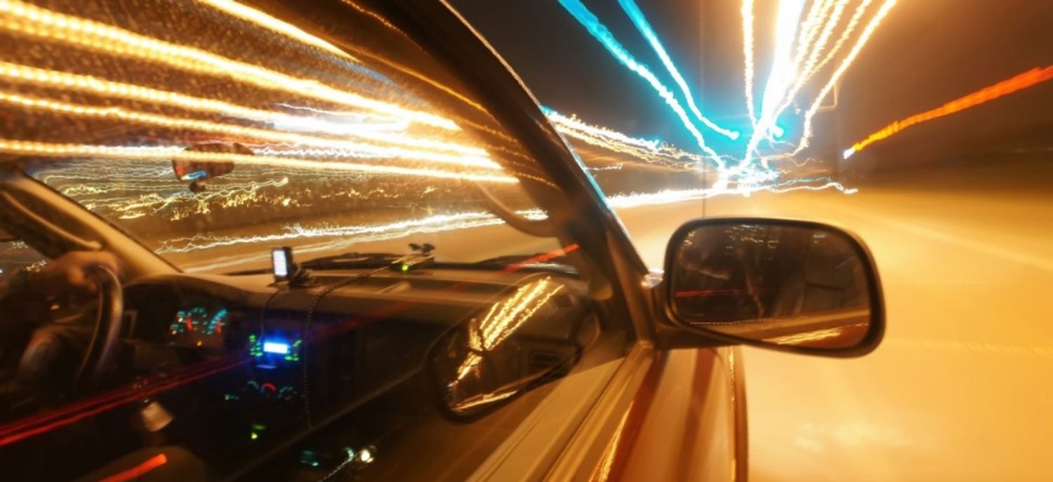 Une voiture qui roule - image d'illustration