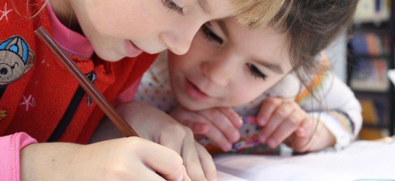 Des enfants à l'école - image d'illustration