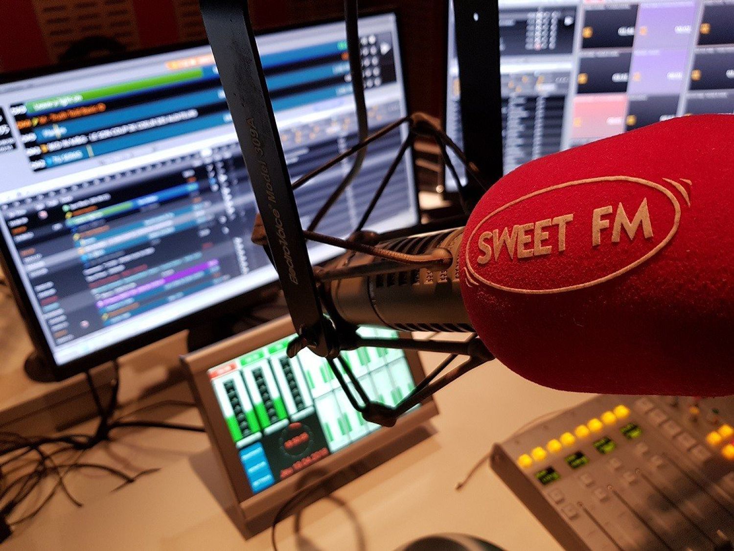 SWEET FM