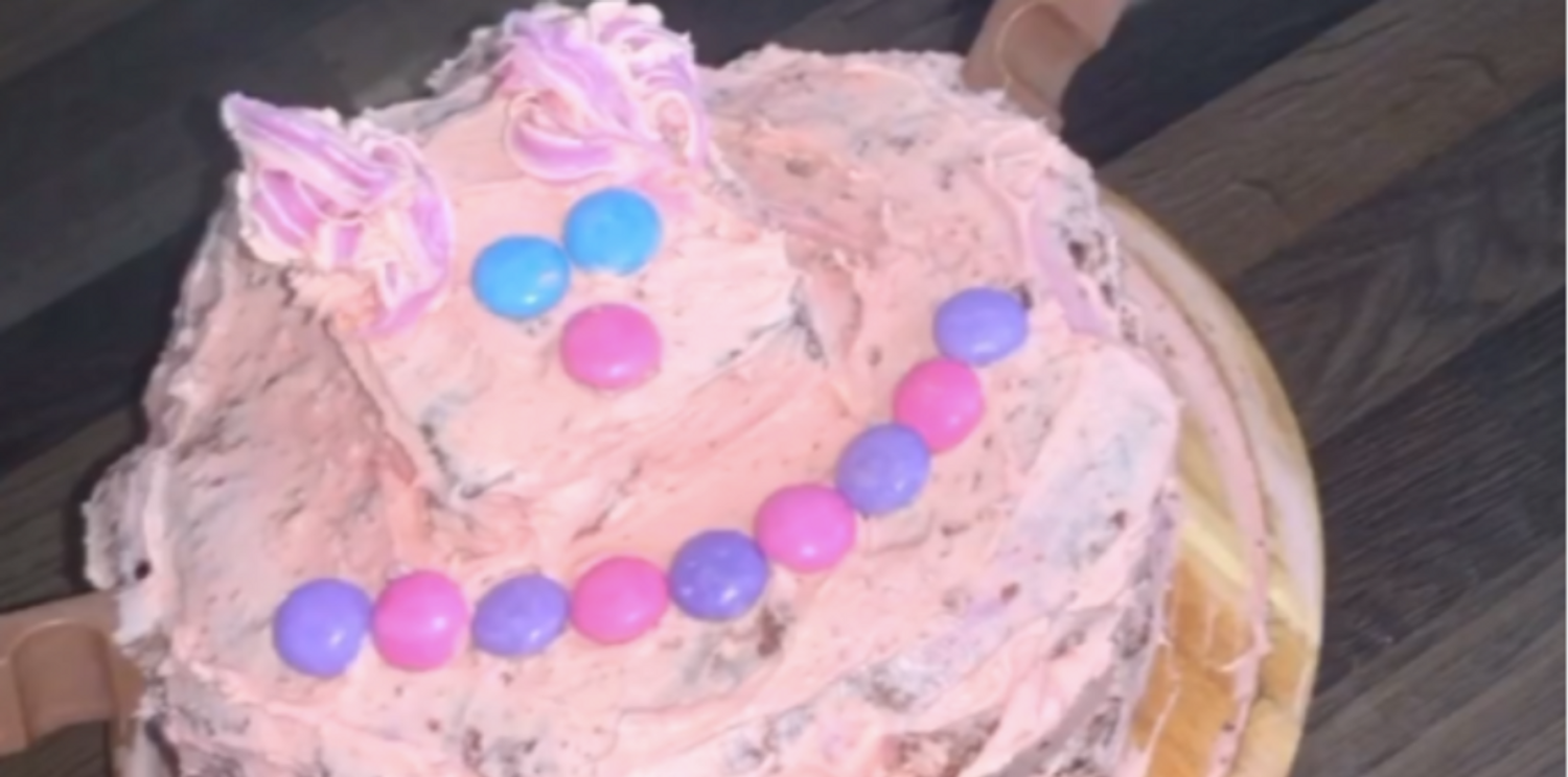 Un Gateau D Anniversaire Completement Rate Provoque L Hilarite Des Internautes Video