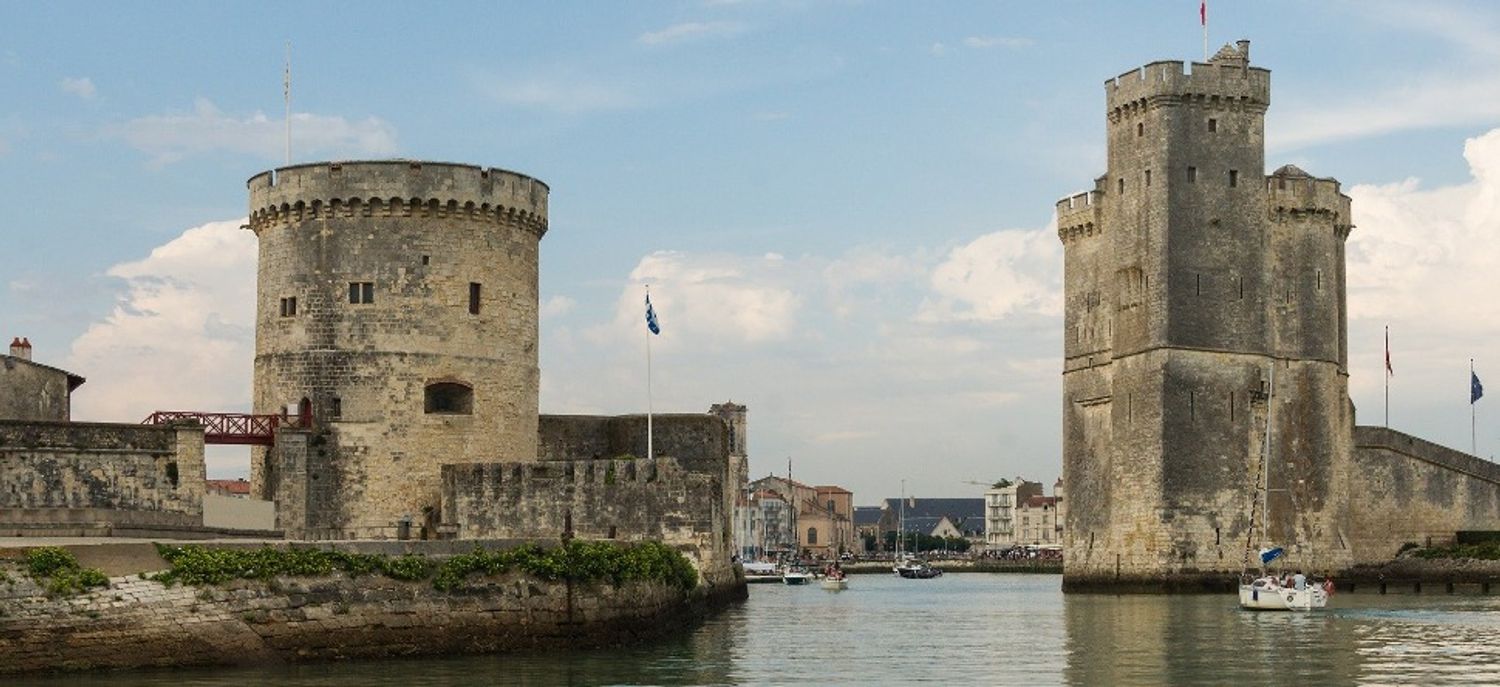 Les Tours de La Rochelle font partie des 14 monuments en lice.