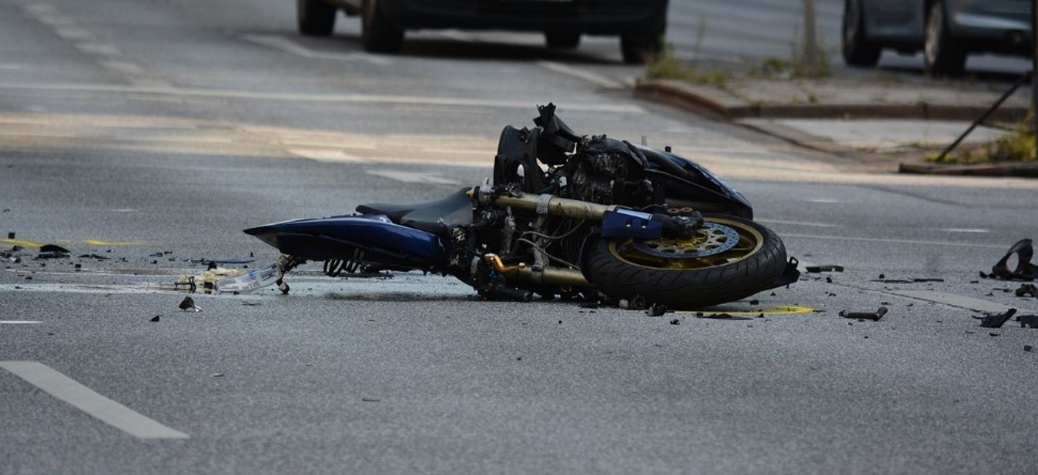 Une moto accidentée - photo d'illustration