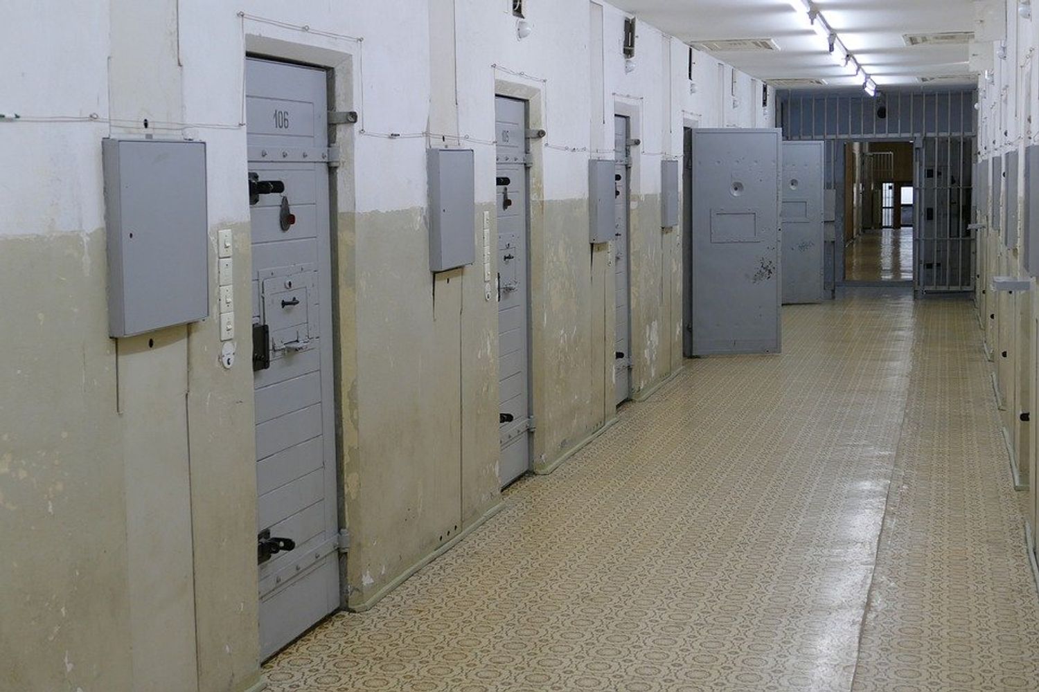 Fresnes : un détenu et 4 surveillants blessés après l’incendie d’une cellule